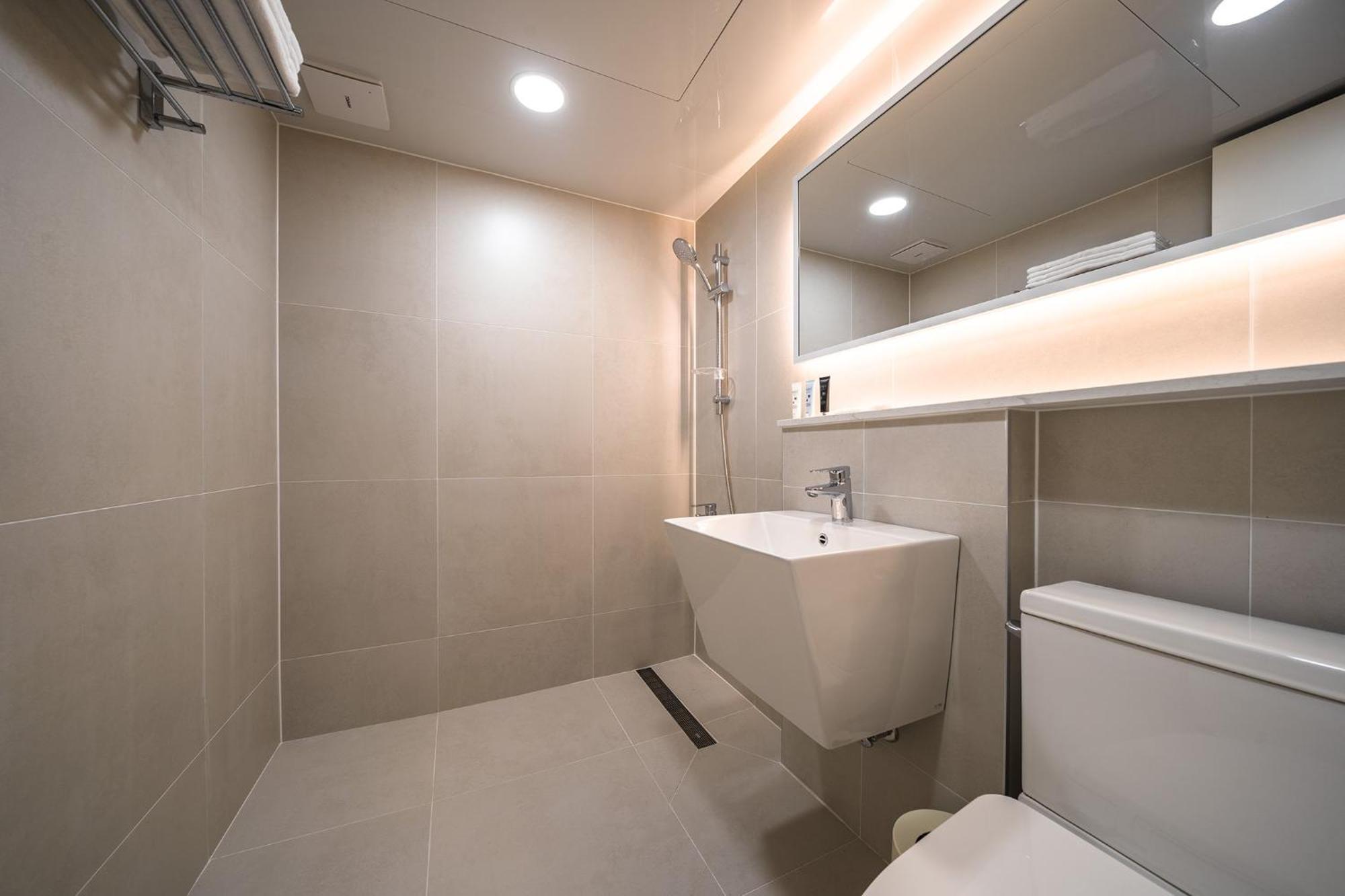 Mono Hotel Suwon Exterior foto